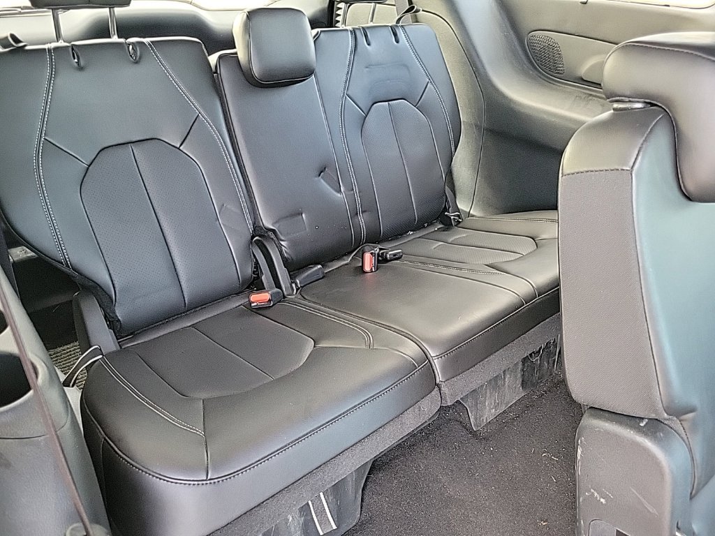 Certified 2025 Chrysler Pacifica Select w/ Uconnect Theater Family Group FWD image 13
