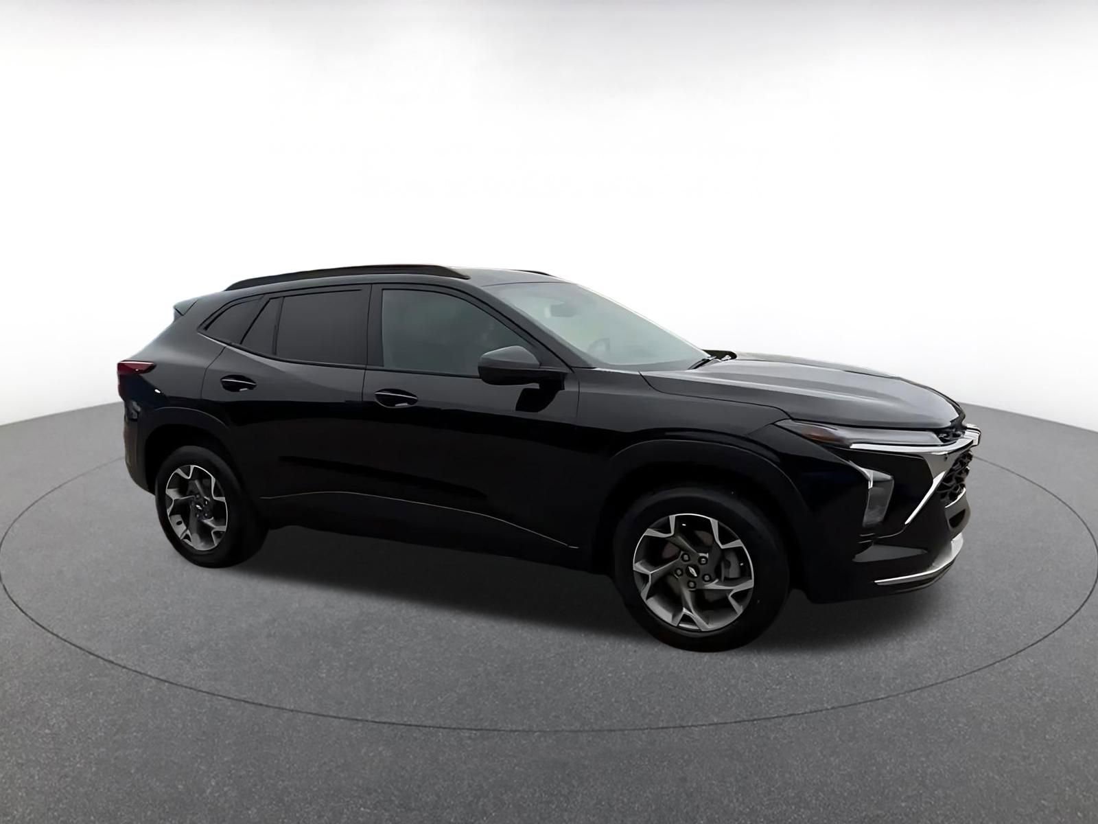 Used 2025 Chevrolet Trax LT FWD image 2