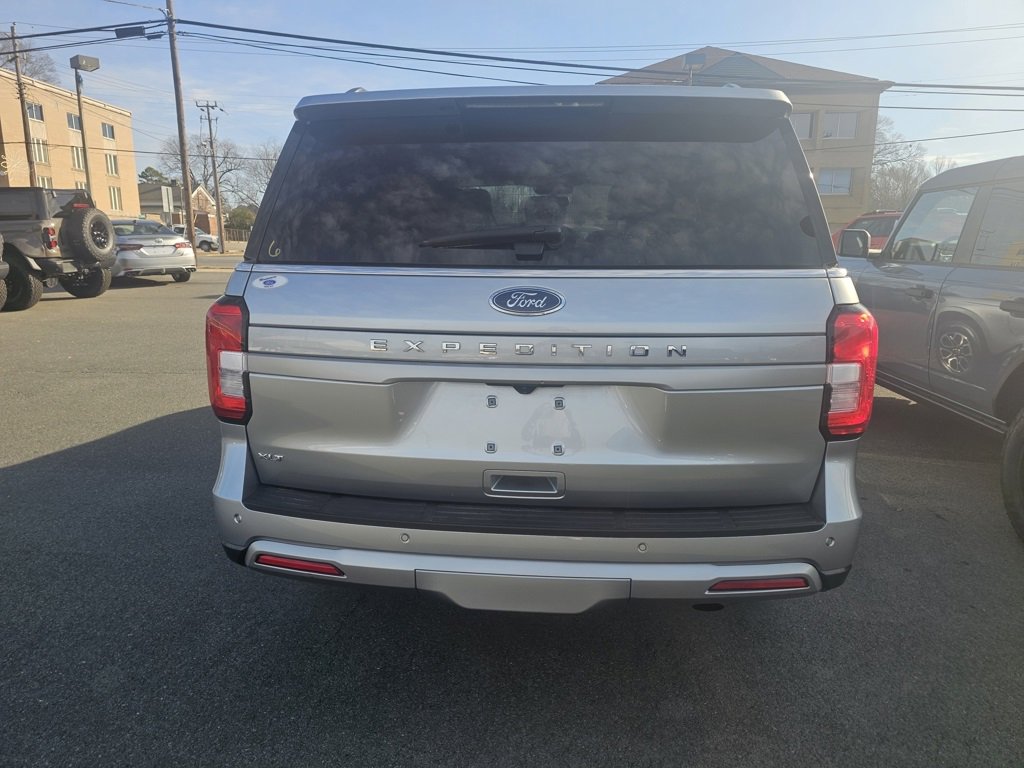 Used 2024 Ford Expedition XLT image 3