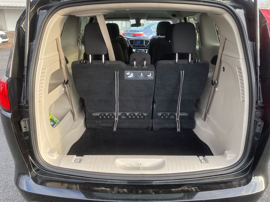 Used 2021 Chrysler Voyager LX image 25