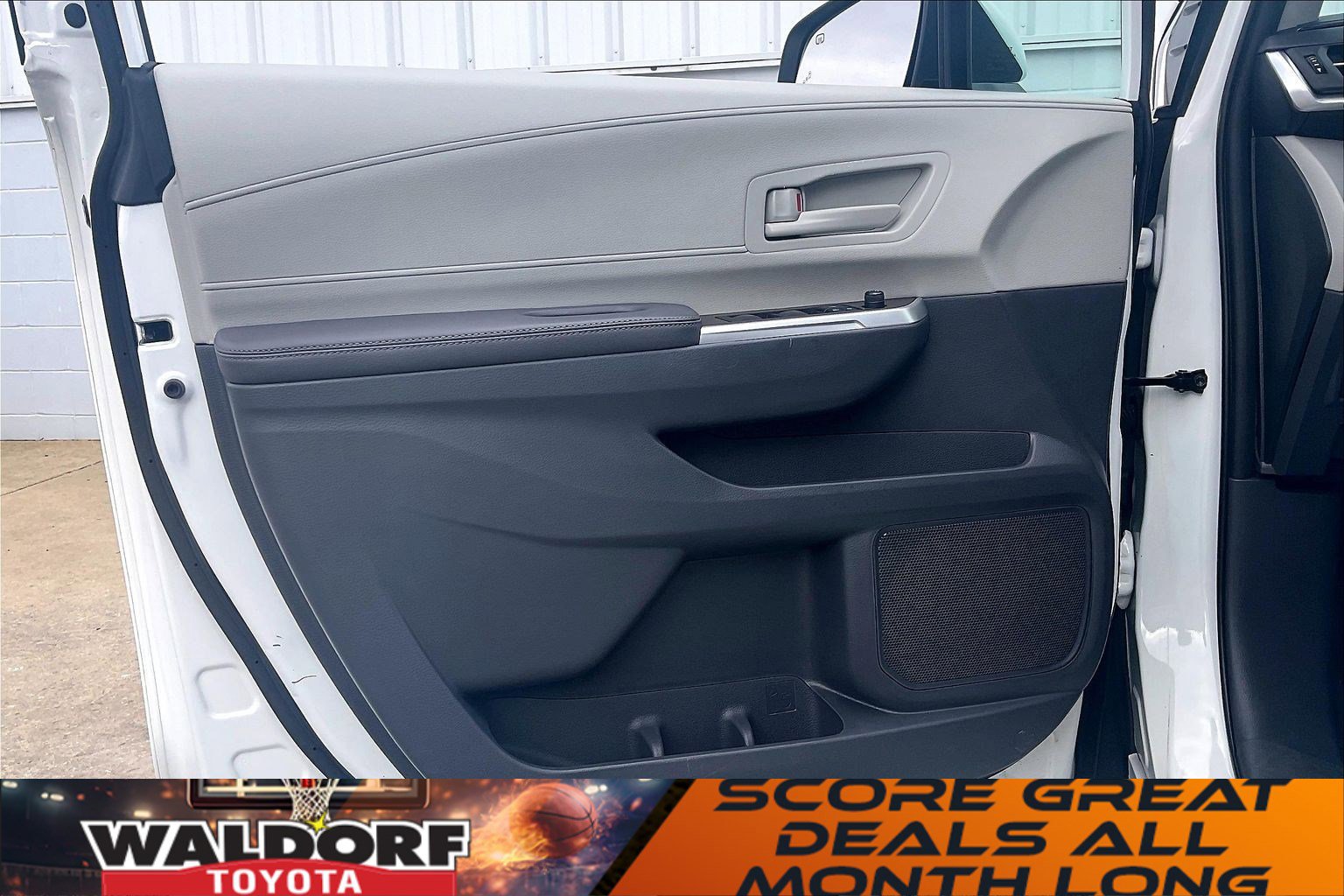 Used 2023 Toyota Sienna LE w/ LE Plus Package image 28