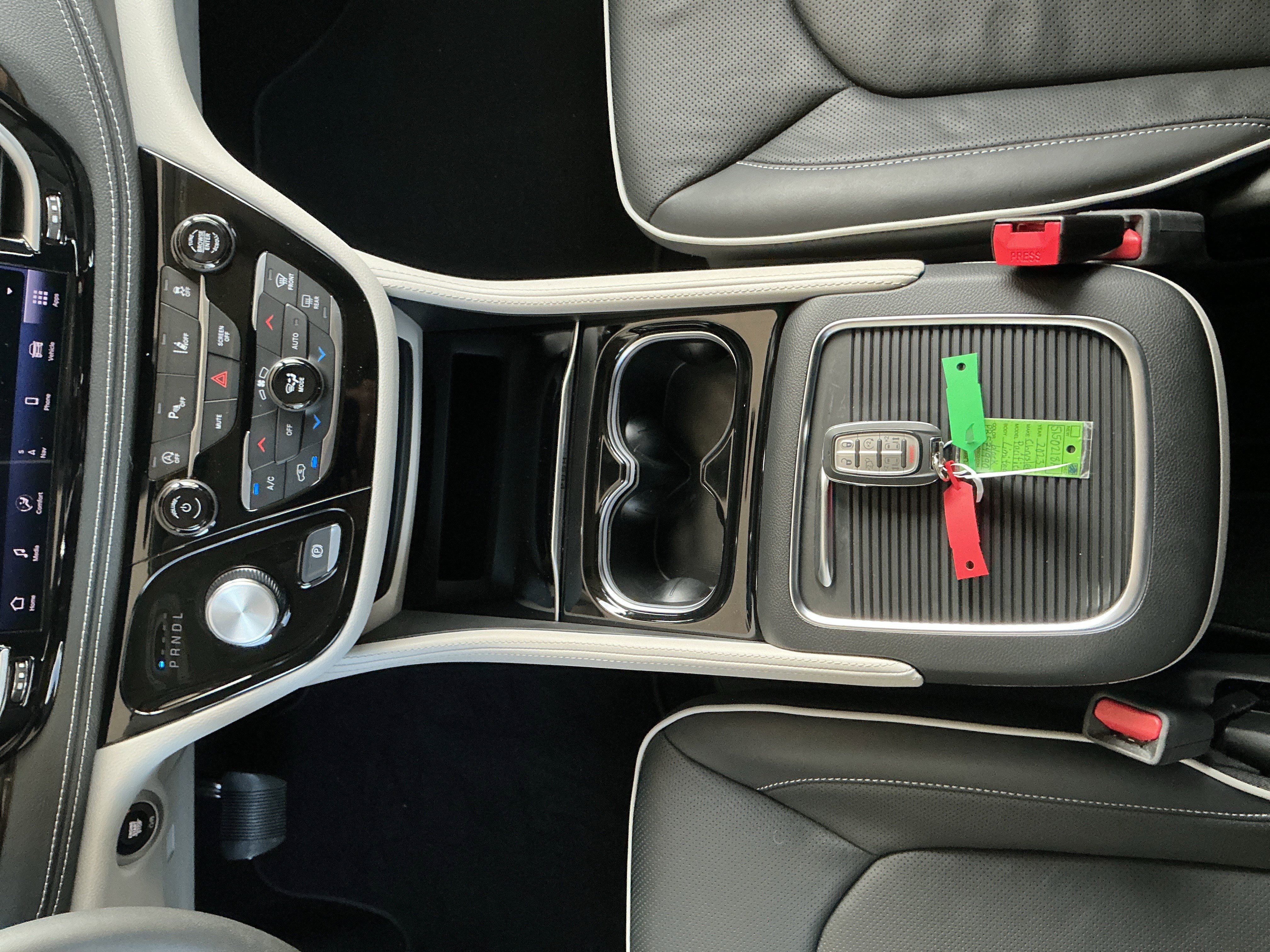 Used 2023 Chrysler Pacifica Limited image 11