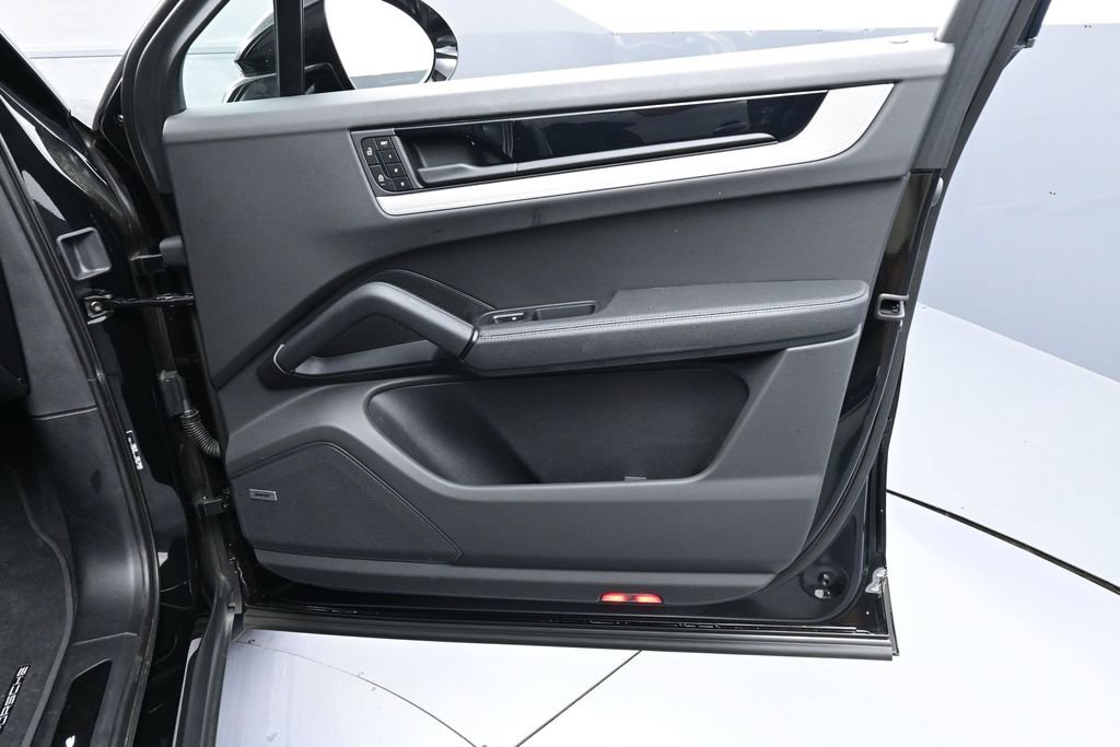 Certified 2025 Porsche Cayenne E-Hybrid Coupe AWD/4WD image 29
