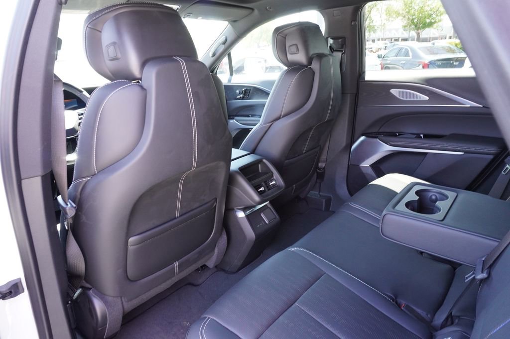 New 2025 Cadillac Lyriq Luxury image 9