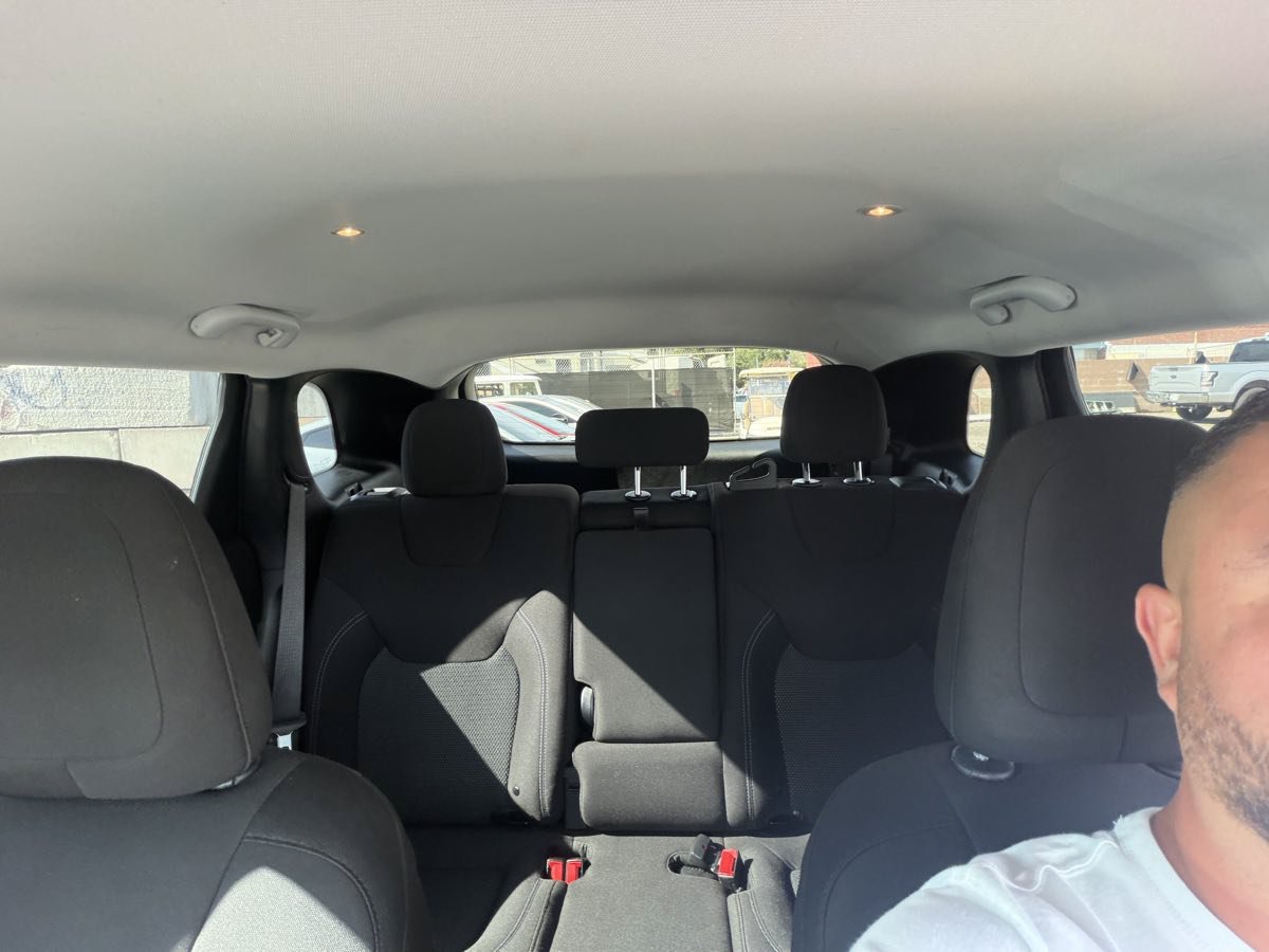 Used 2019 Jeep Cherokee Latitude w/ Popular Appearance Group FWD image 19