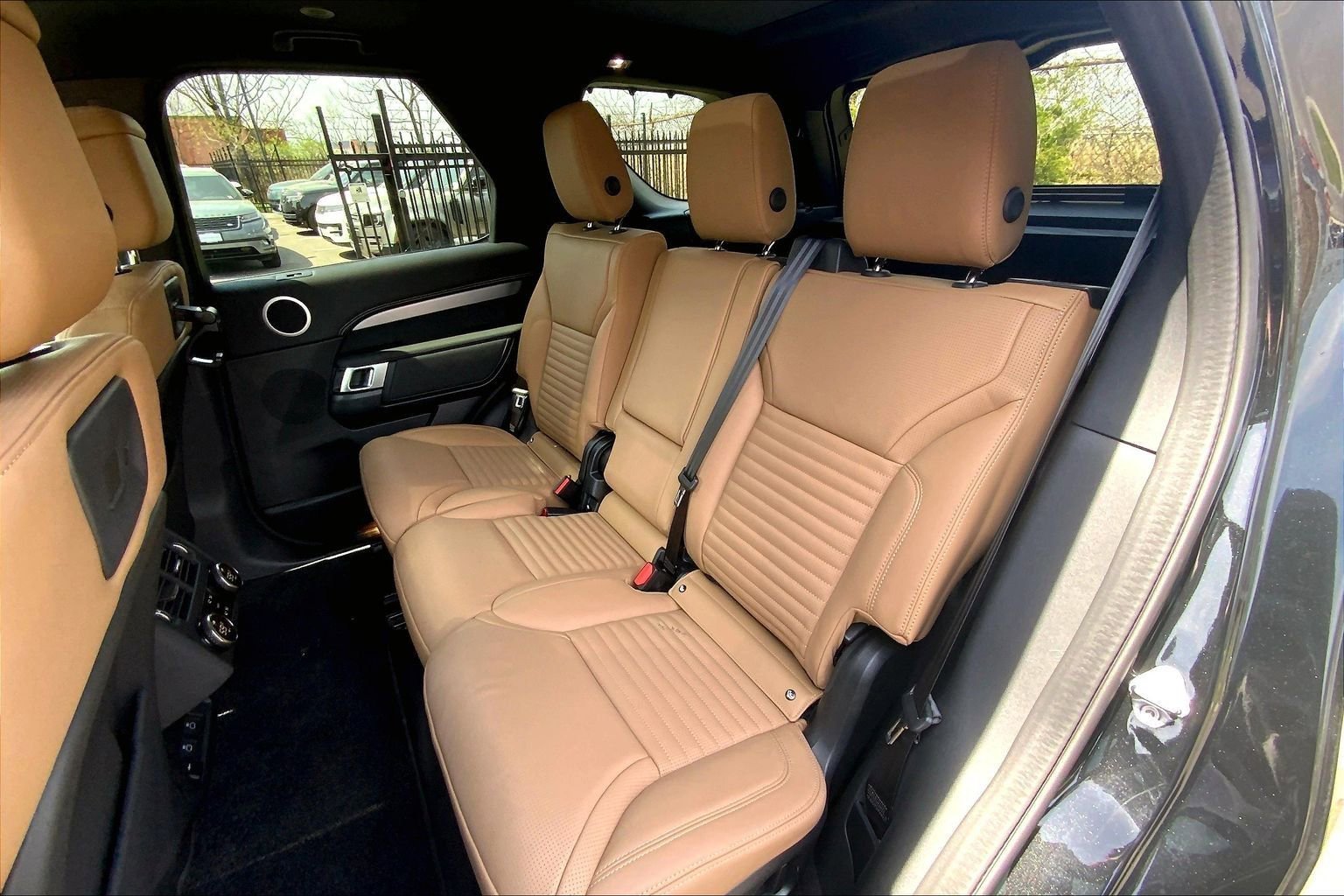 Used 2025 Land Rover Discovery Dynamic SE AWD/4WD image 20