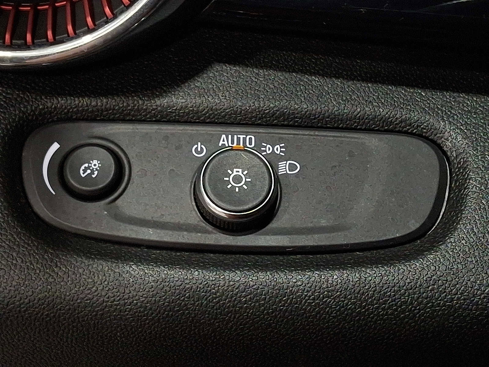 Used 2024 Chevrolet Trax RS w/ Sunroof Package image 25