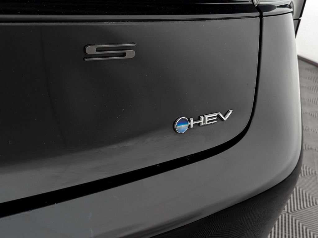 Used 2024 Toyota Prius LE image 12