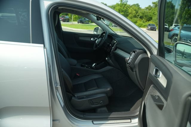 Used 2025 Volvo XC40 B5 Plus AWD/4WD image 21