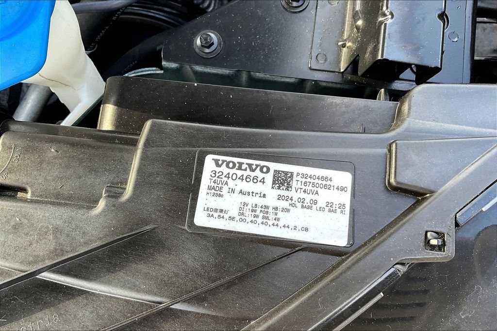 Used 2024 Volvo XC40 B5 Core AWD/4WD image 30