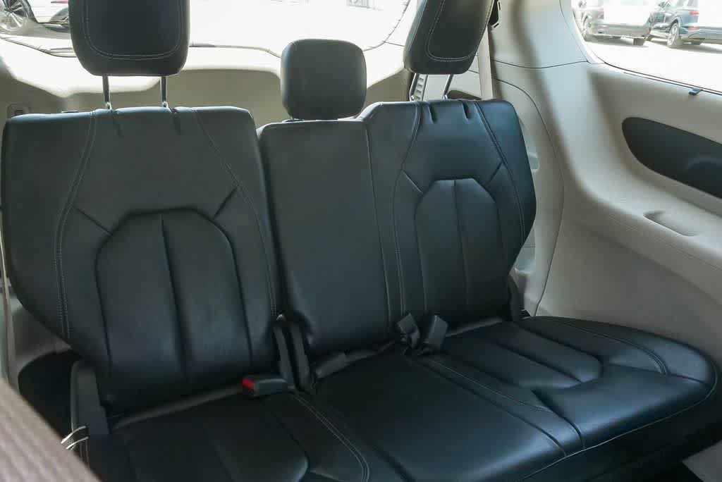 Used 2022 Chrysler Pacifica Touring-L FWD image 16