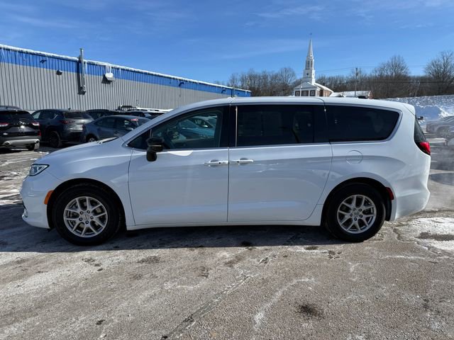 Used 2024 Chrysler Pacifica Touring-L image 2