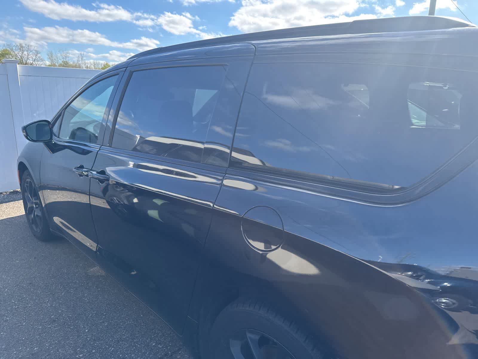 Used 2025 Chrysler Pacifica Limited FWD image 12