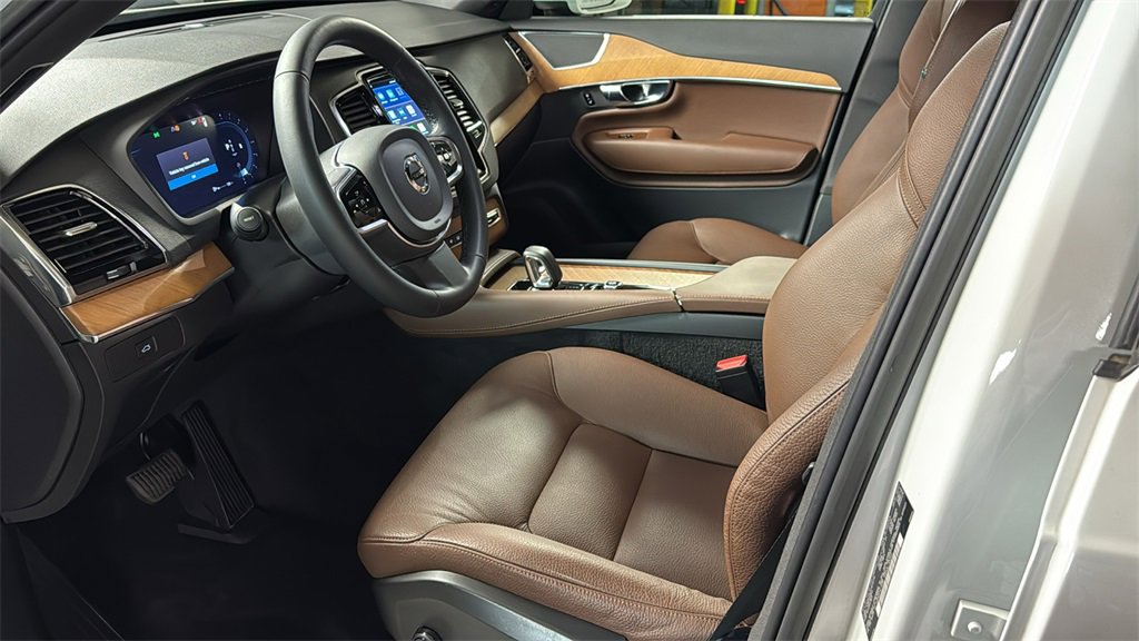 Used 2023 Volvo XC90 B6 Plus image 28