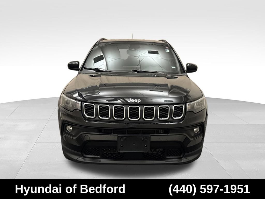 Used 2024 Jeep Compass Latitude AWD/4WD image 2