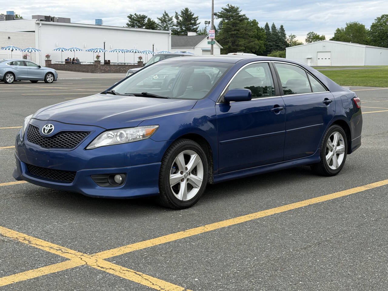 Used 2010 Toyota Camry SE FWD image 2