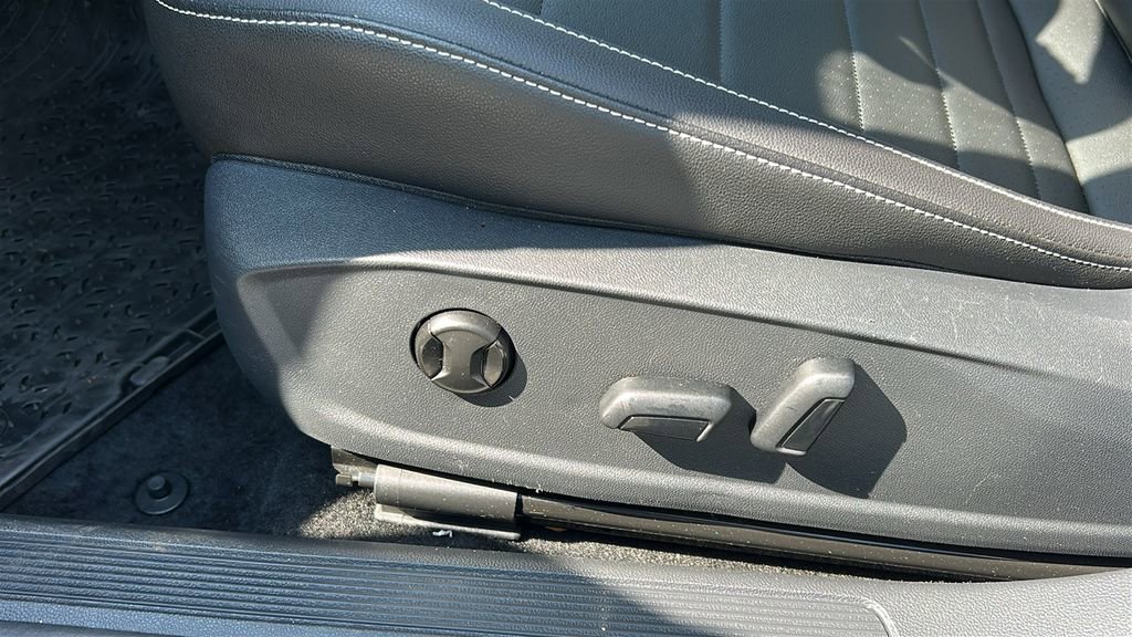 Used 2023 Volkswagen Jetta SE w/ Panoramic Sunroof Package FWD image 11