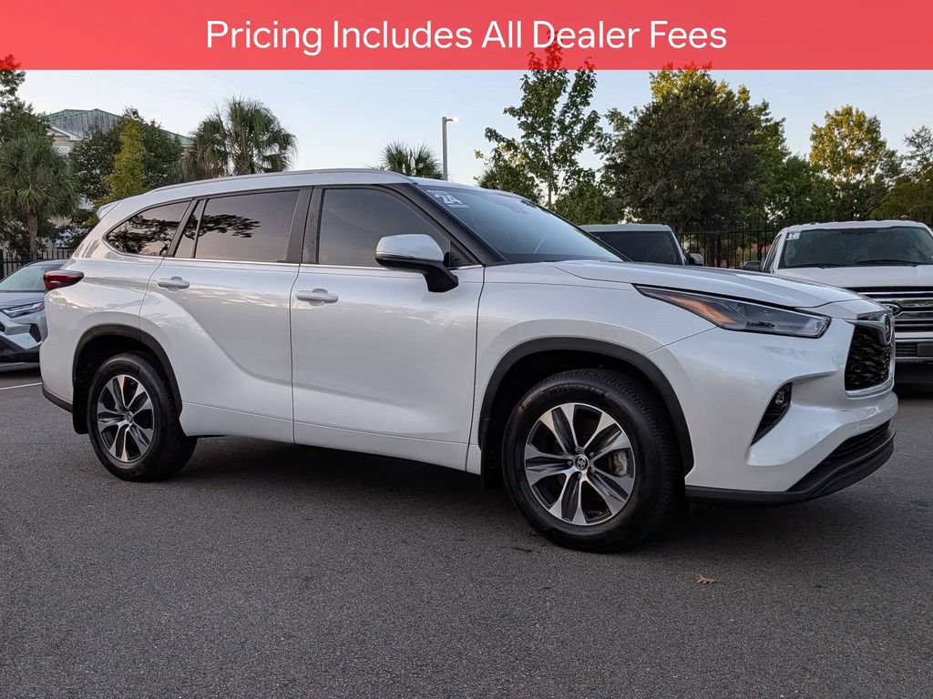 Used 2024 Toyota Highlander XLE FWD image 2