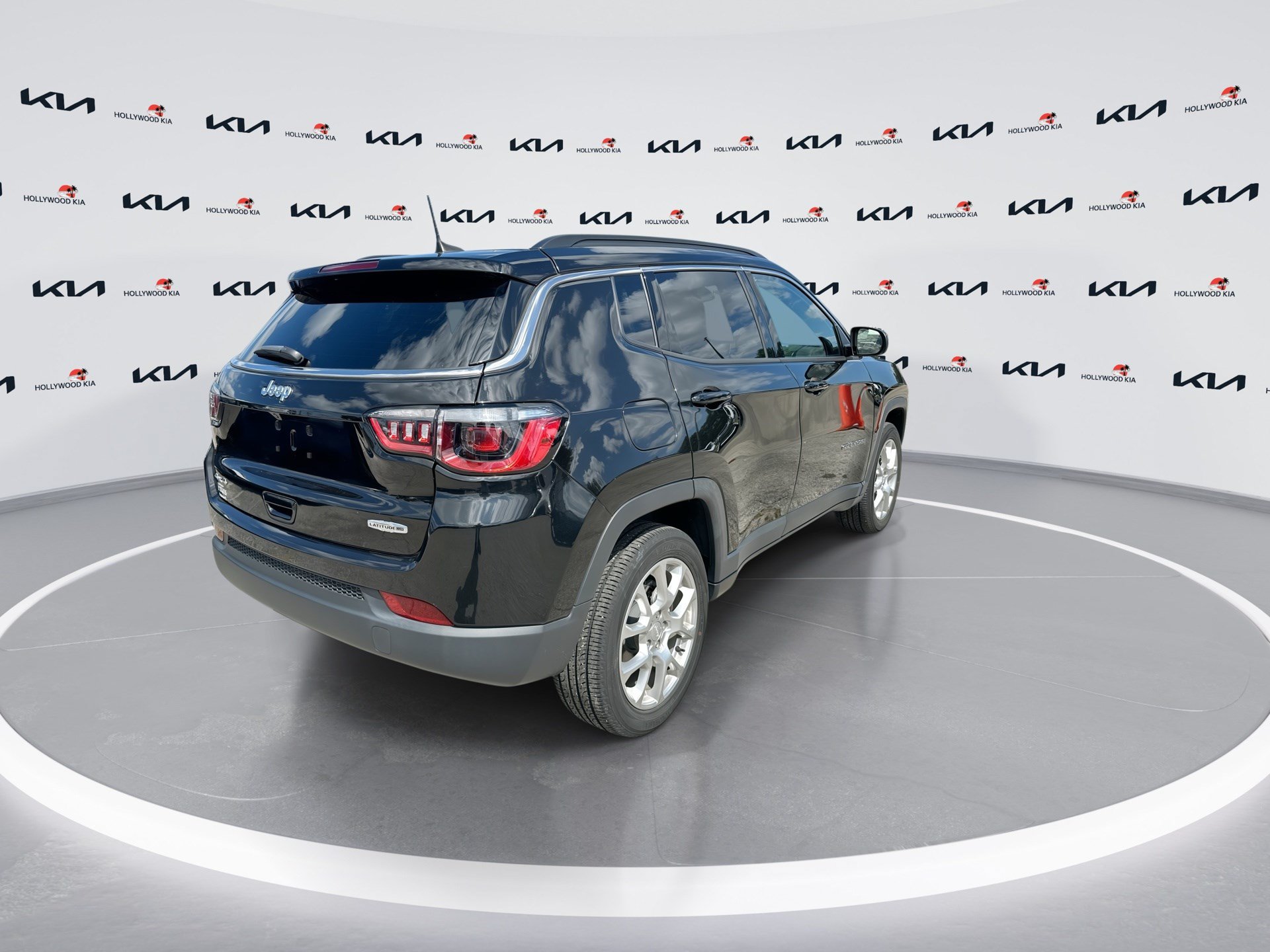 Used 2023 Jeep Compass Latitude AWD/4WD image 8