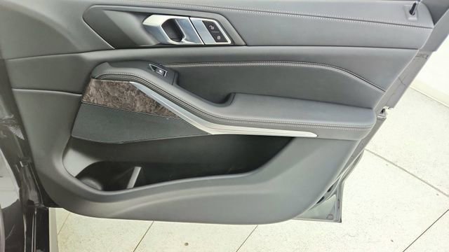 Used 2023 BMW X5 xDrive40i w/ M Sport Package image 25