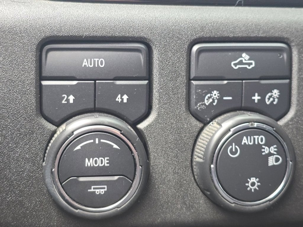 Used 2023 Chevrolet Silverado 1500 LT AWD/4WD image 8