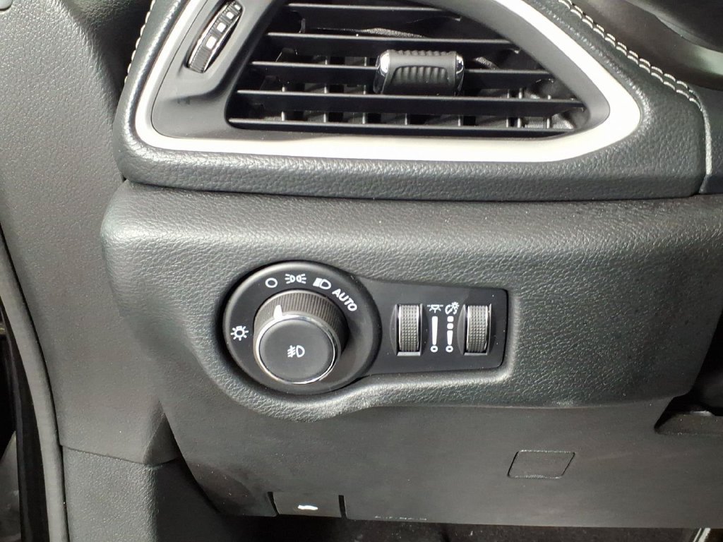Used 2025 Chrysler Pacifica Select w/ Uconnect Theater Family Group FWD image 15