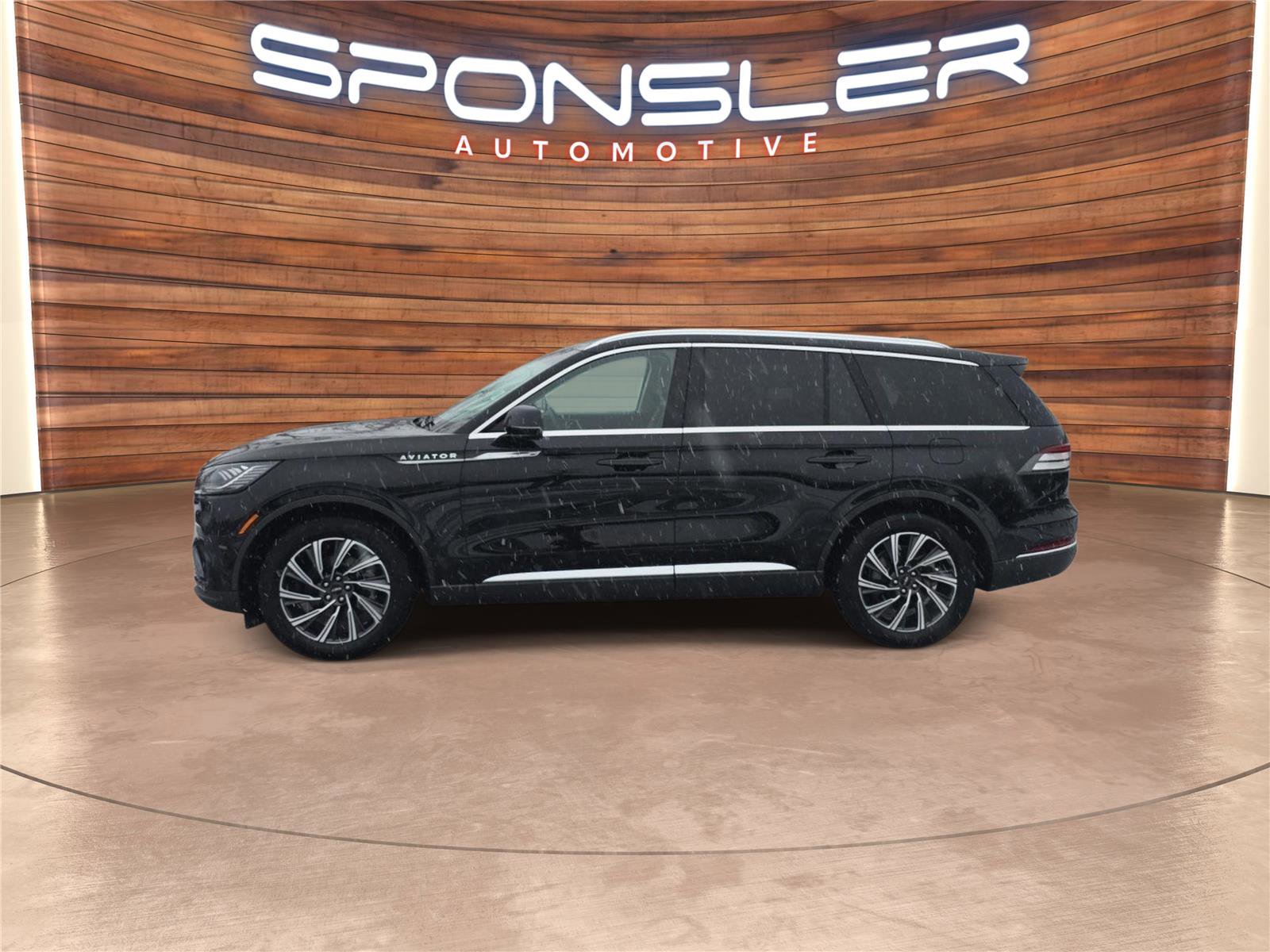Used 2025 Lincoln Aviator AWD image 2