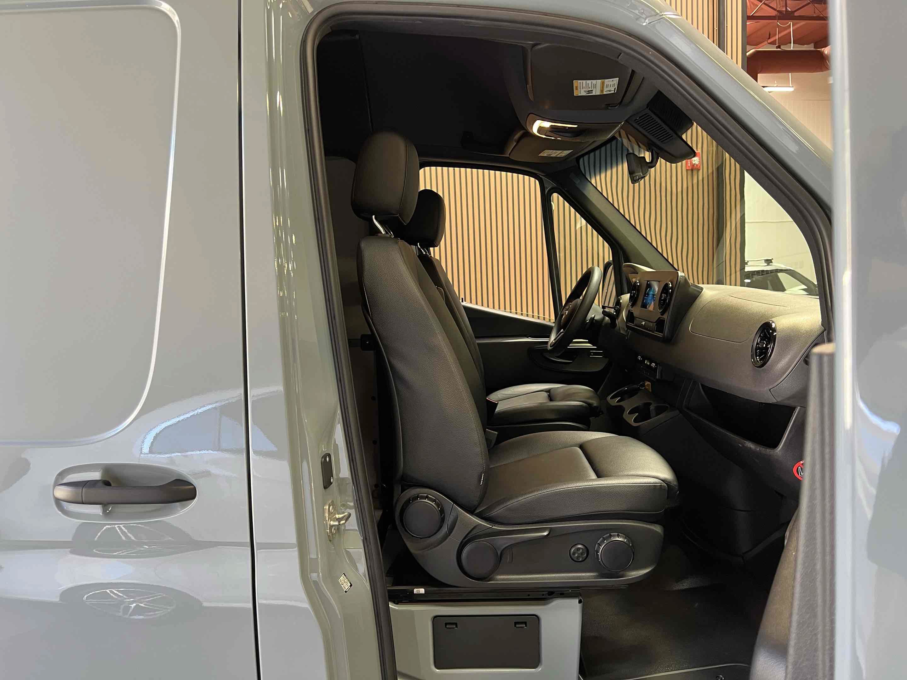 Used 2024 Mercedes-Benz Sprinter 2500 image 35