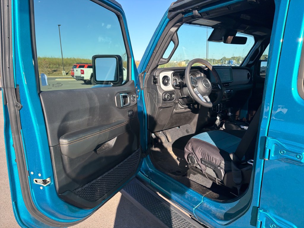 Used 2024 Jeep Wrangler Unlimited Sahara w/ Technology Group AWD/4WD image 19