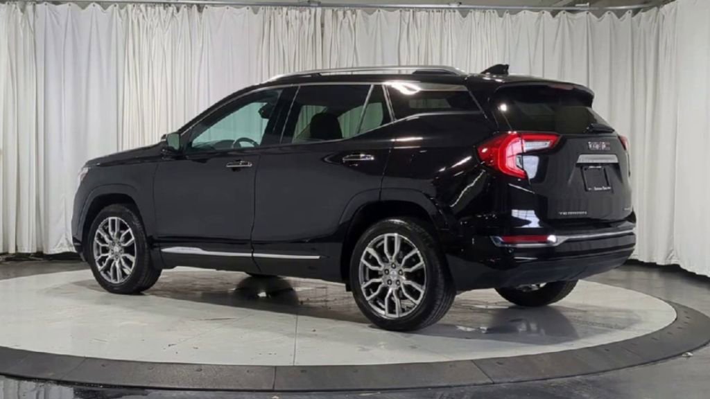 Used 2024 GMC Terrain Denali w/ Denali Premium Package AWD/4WD image 6