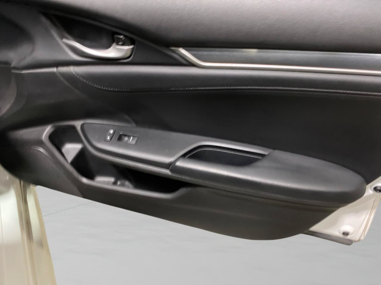 Used 2016 Honda Civic Touring image 23