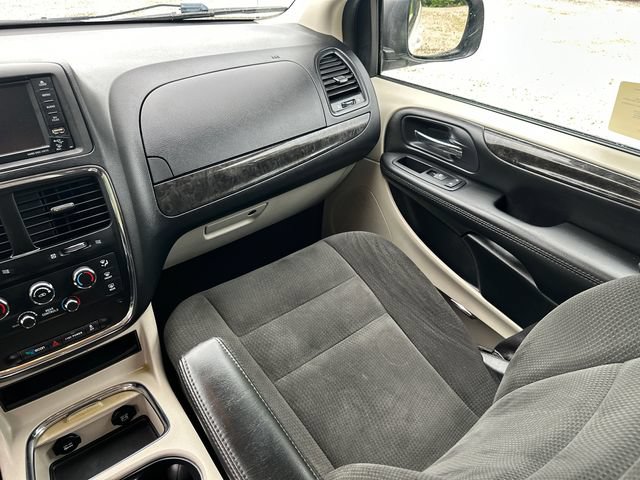 Used 2015 Dodge Grand Caravan SXT w/ UConnect Hands-Free Group FWD image 22