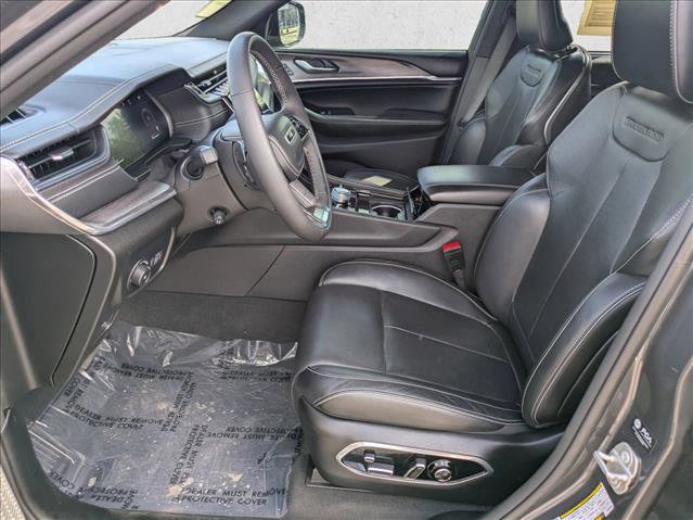 Used 2023 Jeep Grand Cherokee Overland w/ Luxury Tech Group IV AWD/4WD image 16