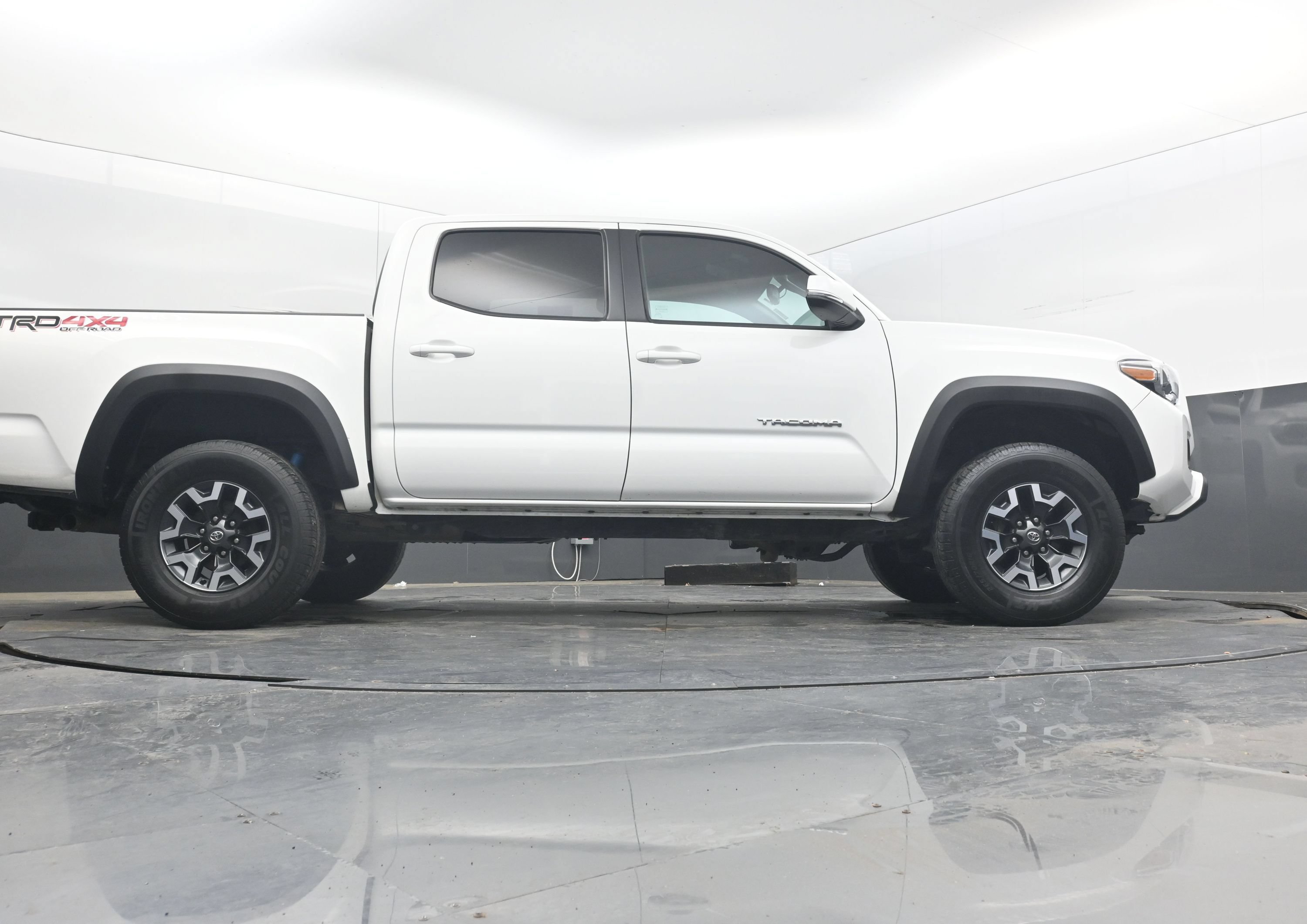 Used 2022 Toyota Tacoma TRD Off-Road w/ Technology Package AWD/4WD image 24