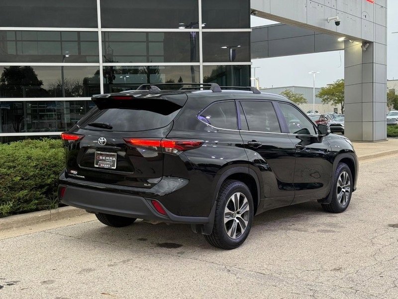 Used 2024 Toyota Highlander XLE image 3