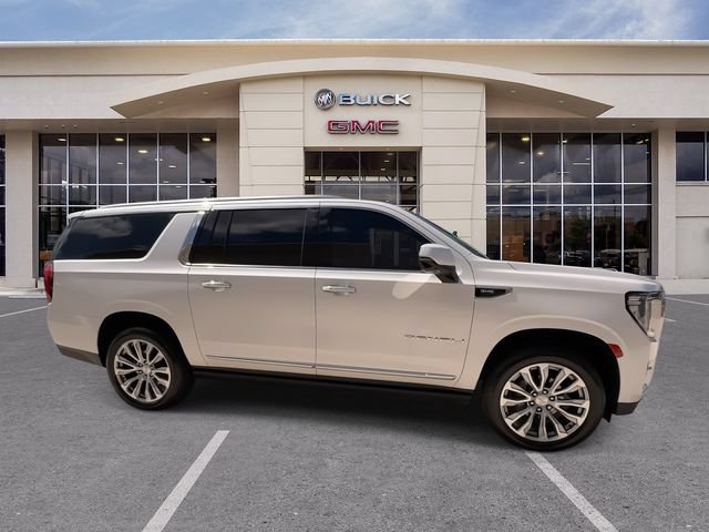 Certified 2022 GMC Yukon XL Denali w/ Denali Ultimate Package AWD/4WD image 17