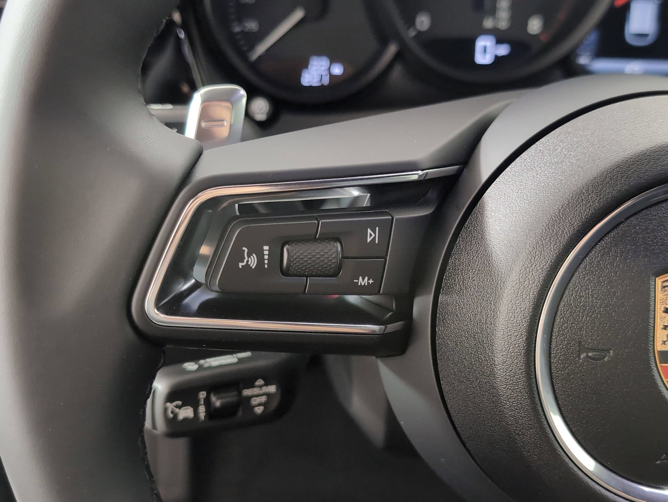 Certified 2025 Porsche Macan AWD/4WD image 27