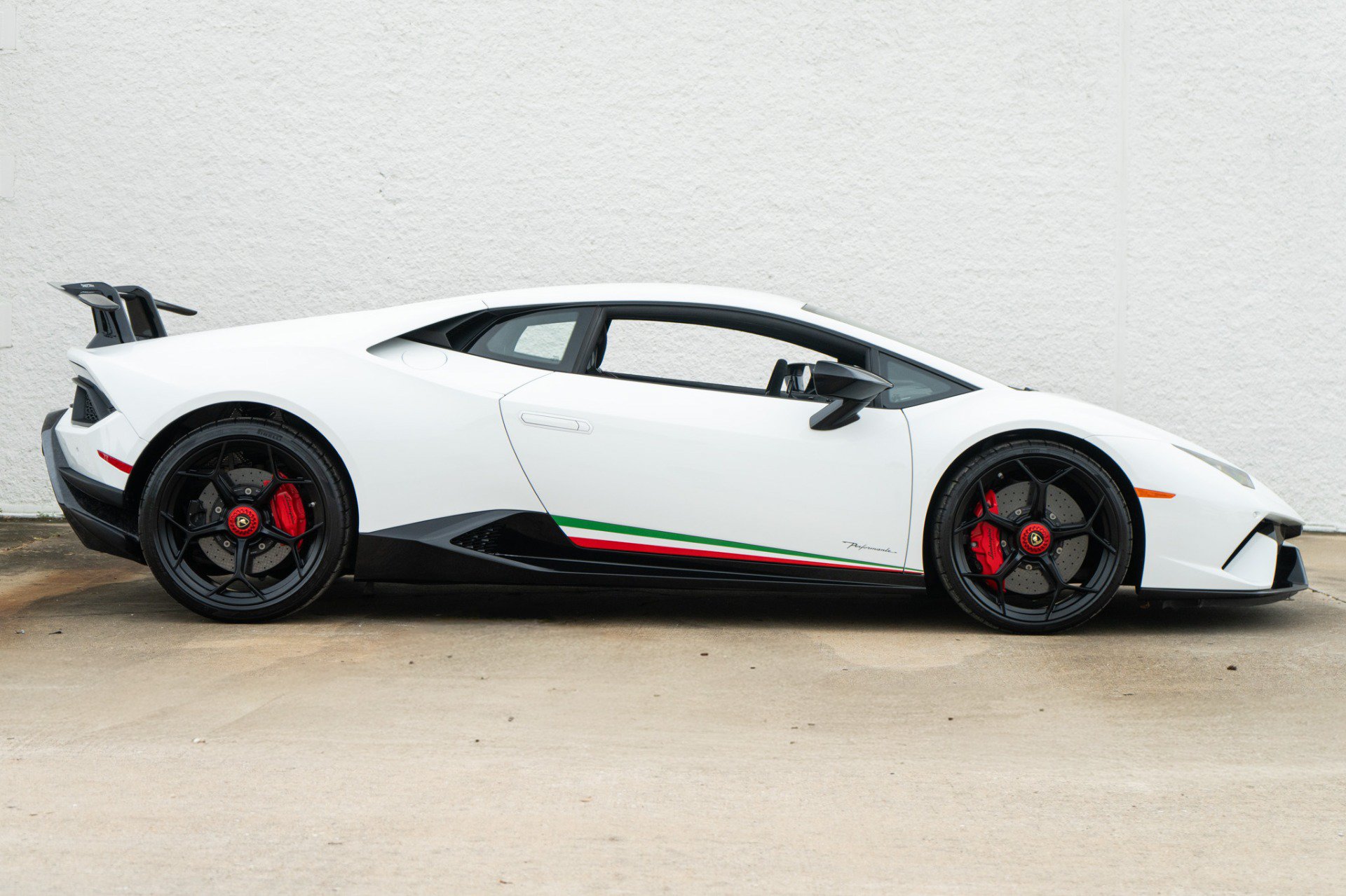 Used 2018 Lamborghini Huracan Performante AWD/4WD image 3