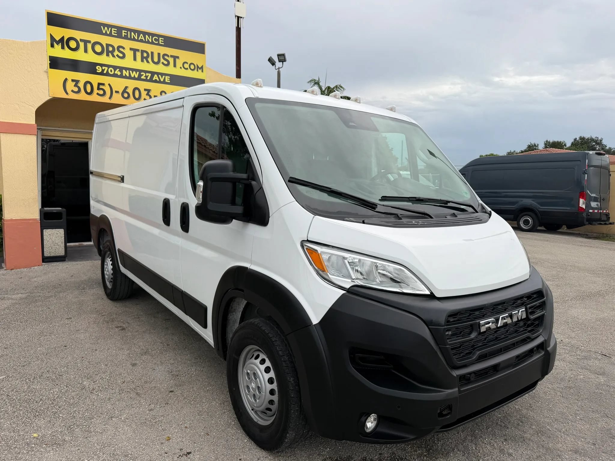 Used 2024 RAM ProMaster 2500 136 w/ Safety Group FWD image 11