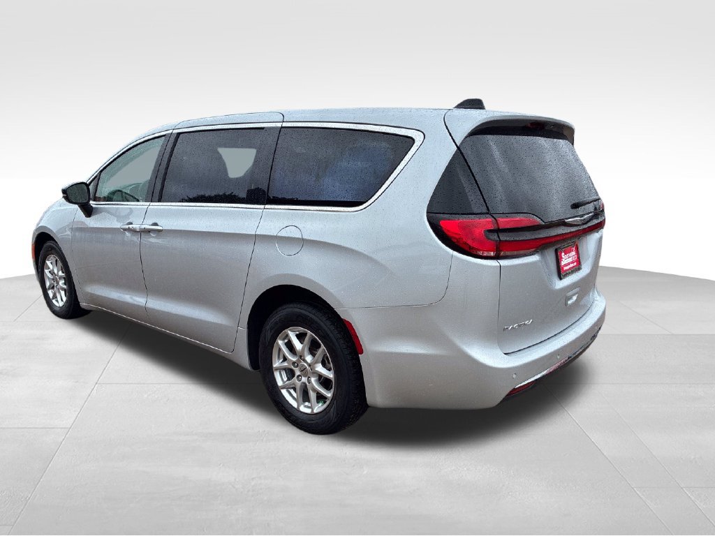 Used 2024 Chrysler Pacifica Touring-L FWD image 3