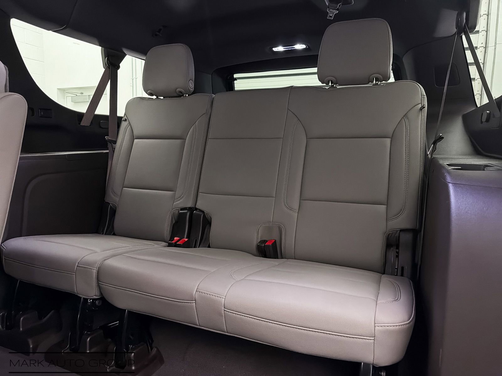 Used 2024 Chevrolet Suburban LT w/ Luxury Package RWD image 27