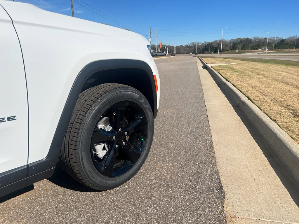 New 2025 Jeep Grand Cherokee Limited w/ Luxury Tech Group II AWD/4WD image 6
