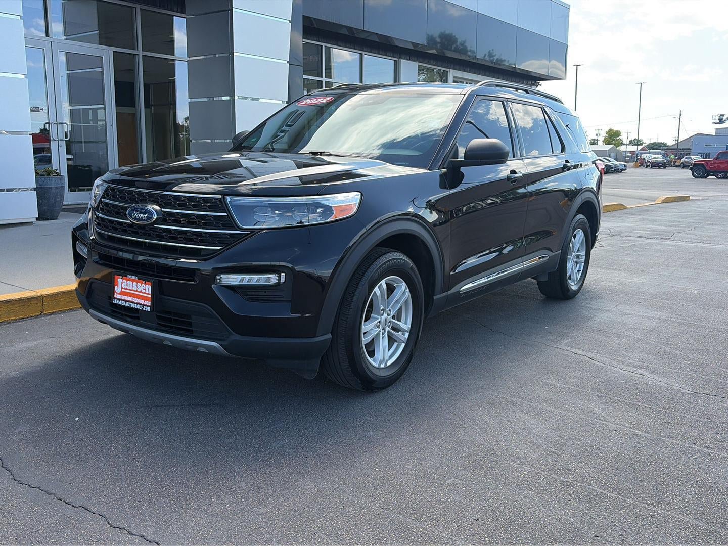 Used 2022 Ford Explorer XLT w/ Equipment Group 202A AWD/4WD image 2