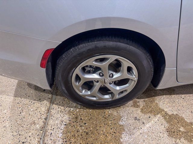 Used 2024 Chrysler Pacifica Limited image 32