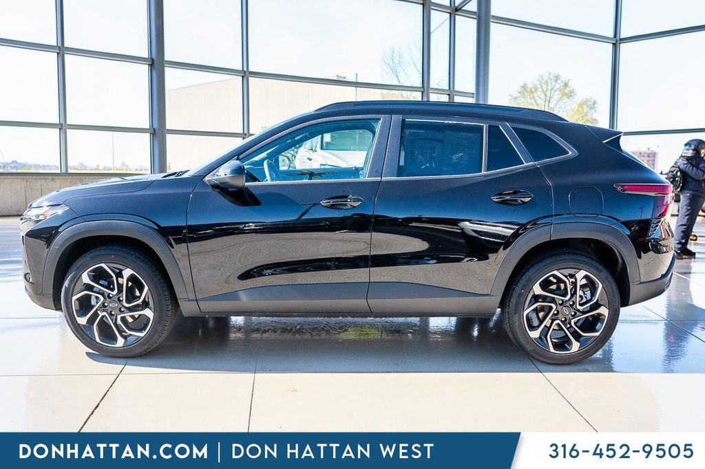 Used 2025 Chevrolet Trax RS w/ Driver Confidence Package FWD image 2