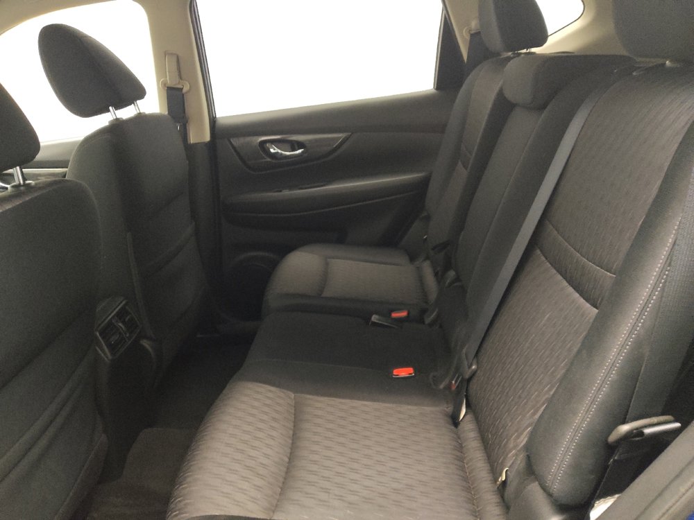Used 2017 Nissan Rogue SV image 18