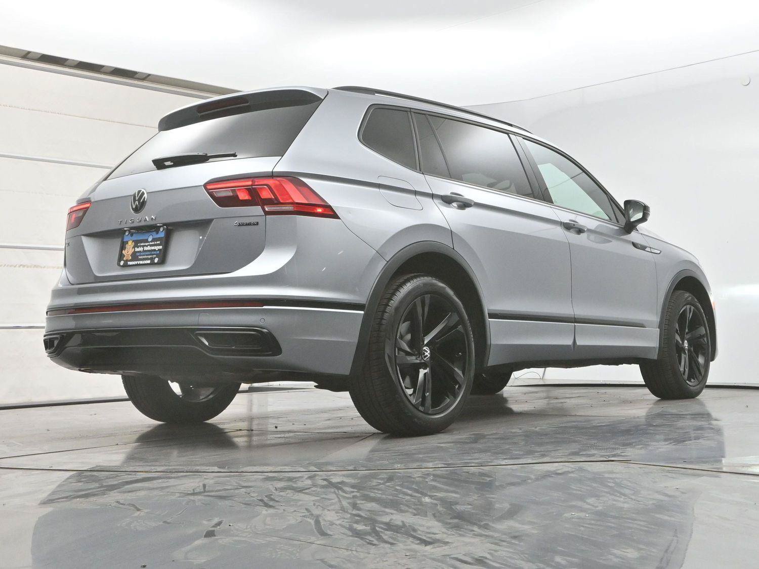 Used 2024 Volkswagen Tiguan SE R-Line AWD/4WD image 31