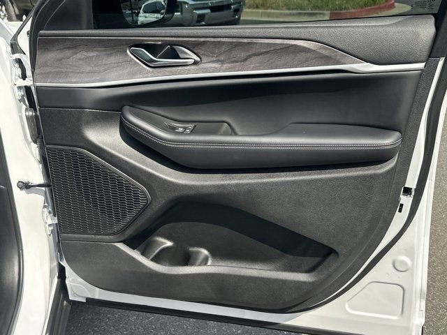 Certified 2025 Jeep Grand Cherokee Limited w/ Luxury Tech Group II image 19