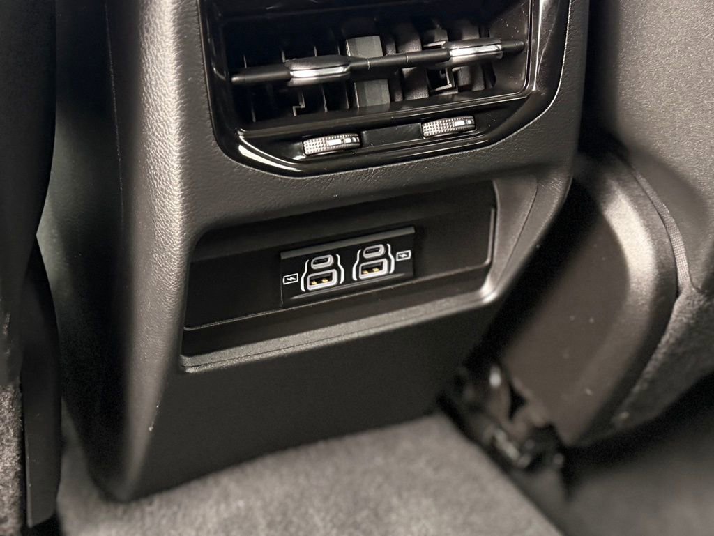 Used 2024 Jeep Grand Cherokee Laredo image 8