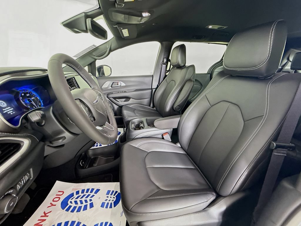 Used 2025 Chrysler Pacifica Select FWD image 20